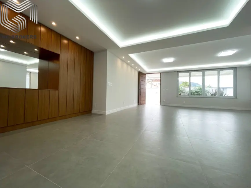 Foto 2 de Casa com 5 quartos à venda, 380m2 em Carlos Guinle, Teresopolis - RJ