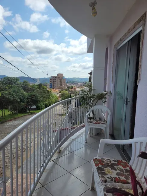 Foto 2 de Casa com 3 quartos à venda, 188m2 em Sao Lourenco - MG