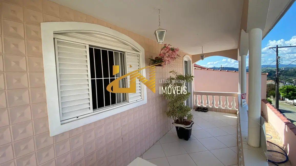 Casa com 3 quartos à venda, 154m2 em Centro, Sao Lourenco - MG - imagem 4 Foto 4 de Casa com 3 quartos à venda, 154m2 em Centro, Sao Lourenco - MG