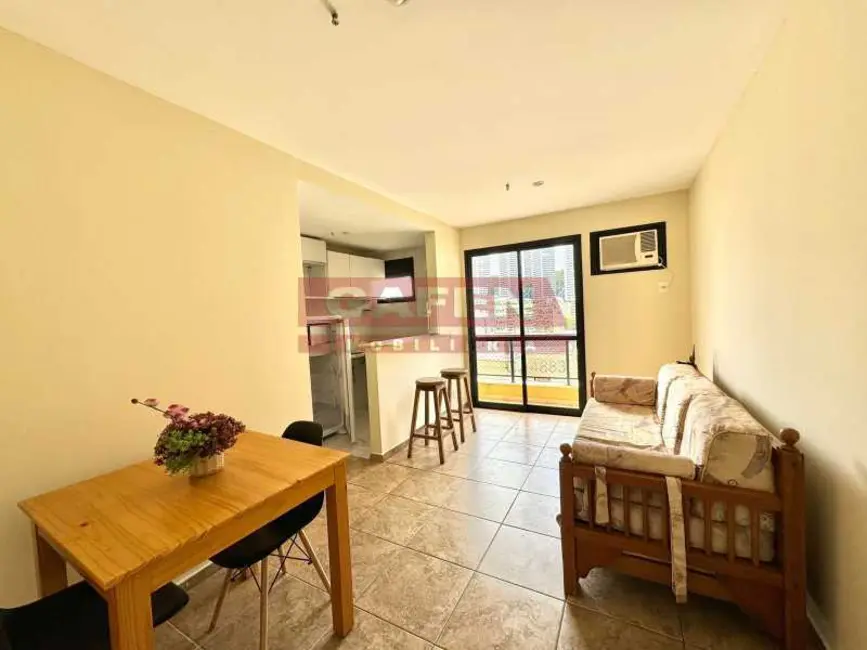 Loft / Flat com 1 quarto para alugar, 40m2 em Rio De Janeiro - RJ - imagem 1 Foto 1 de Loft / Flat com 1 quarto para alugar, 40m2 em Rio De Janeiro - RJ