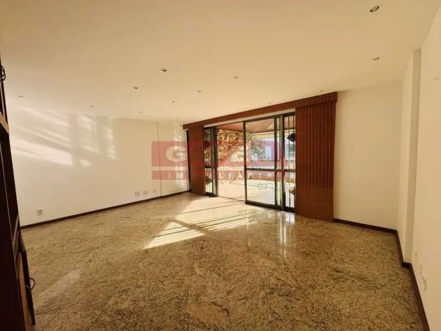 Apartamento com 4 quartos para alugar, 130m2 em Rio De Janeiro - RJ - imagem 8 Foto 8 de Apartamento com 4 quartos para alugar, 130m2 em Rio De Janeiro - RJ