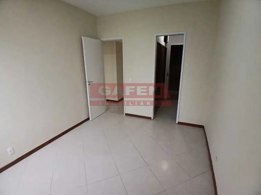Apartamento com 4 quartos para alugar, 133m2 em Rio De Janeiro - RJ - imagem 8 Foto 8 de Apartamento com 4 quartos para alugar, 133m2 em Rio De Janeiro - RJ
