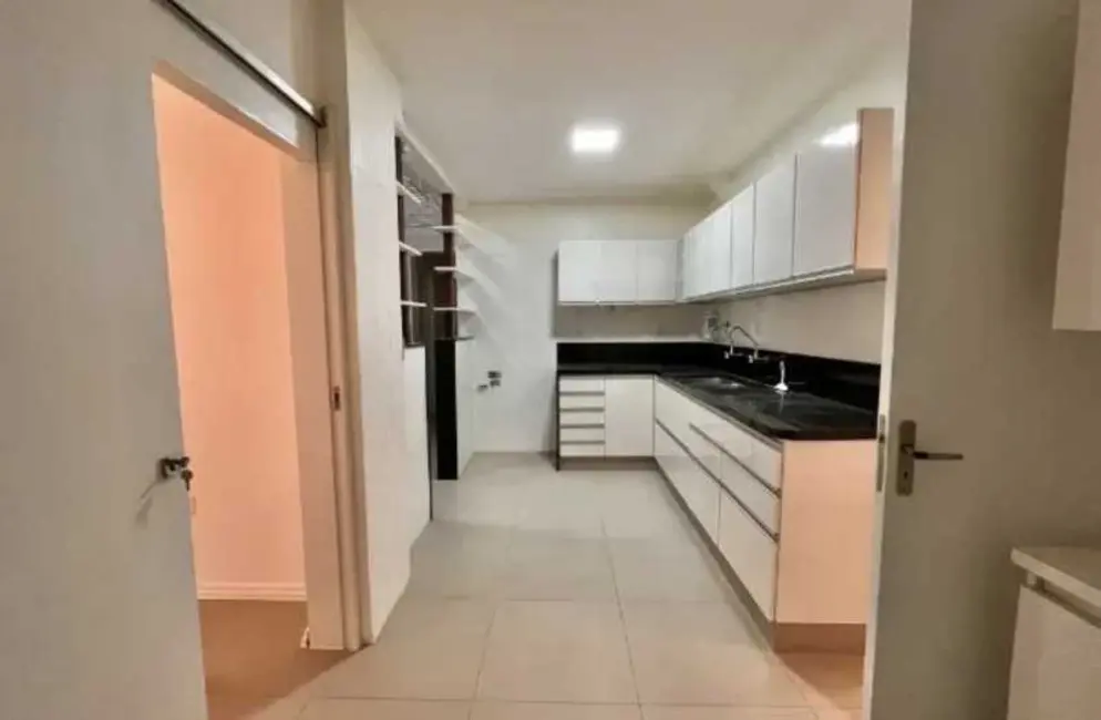 Apartamento com 4 quartos para alugar, 166m2 em Rio De Janeiro - RJ - imagem 6 Foto 6 de Apartamento com 4 quartos para alugar, 166m2 em Rio De Janeiro - RJ