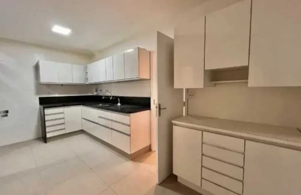 Apartamento com 4 quartos para alugar, 166m2 em Rio De Janeiro - RJ - imagem 8 Foto 8 de Apartamento com 4 quartos para alugar, 166m2 em Rio De Janeiro - RJ
