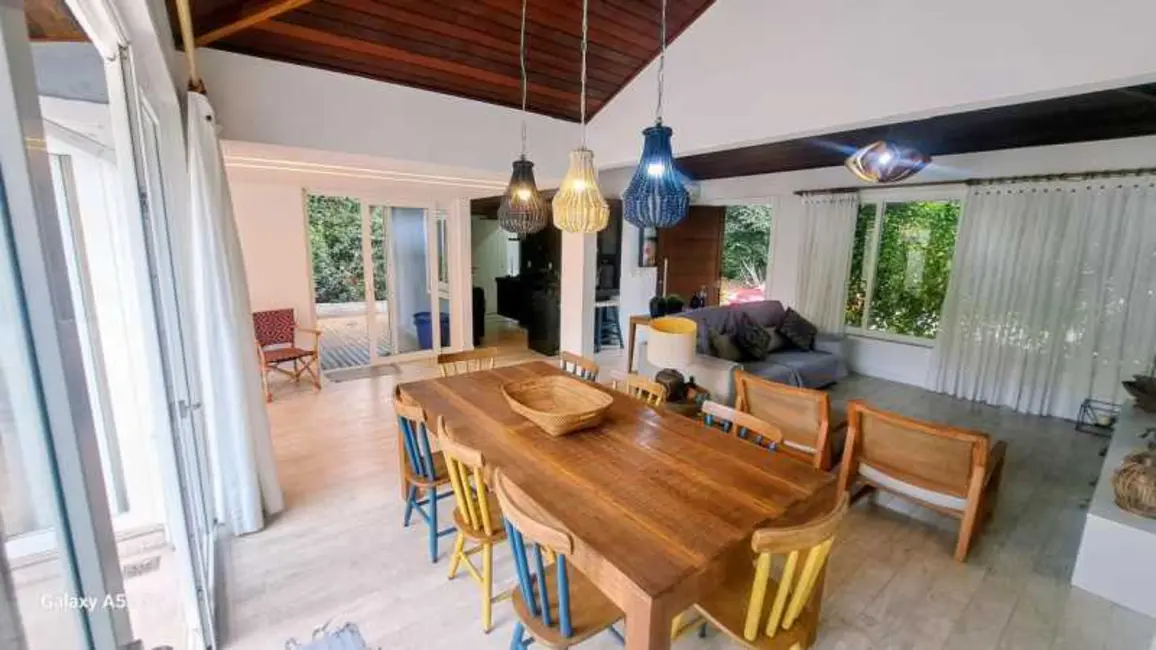 Casa de Condomínio com 3 quartos à venda, 300m2 em Armacao Dos Buzios - RJ - imagem 3 Foto 3 de Casa de Condomínio com 3 quartos à venda, 300m2 em Armacao Dos Buzios - RJ