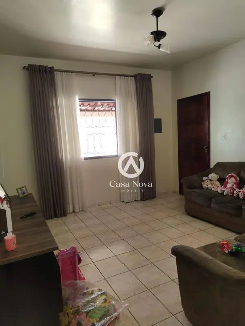 Casa com 3 quartos à venda, 337m2 em São Carlos, Pouso Alegre - MG - imagem 3 Foto 3 de Casa com 3 quartos à venda, 337m2 em São Carlos, Pouso Alegre - MG