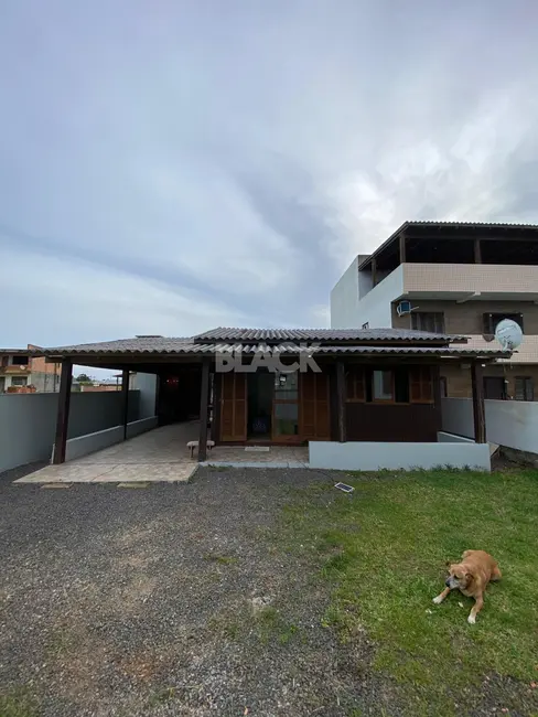 Foto 1 de Casa com 2 quartos à venda, 60m2 em Torres - RS