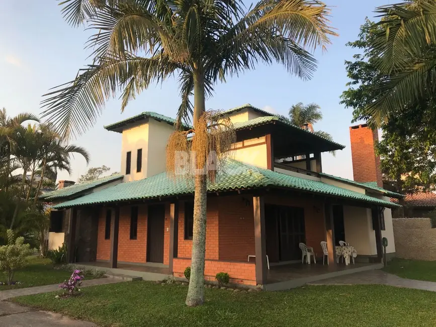 Foto 1 de Casa com 4 quartos à venda, 260m2 em Torres - RS