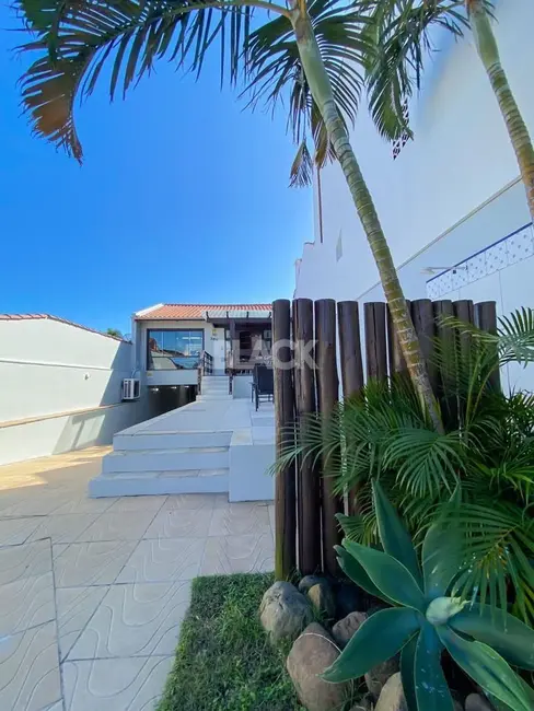 Casa com 4 quartos à venda, 310m2 em Torres - RS - imagem 3 Foto 3 de Casa com 4 quartos à venda, 310m2 em Torres - RS