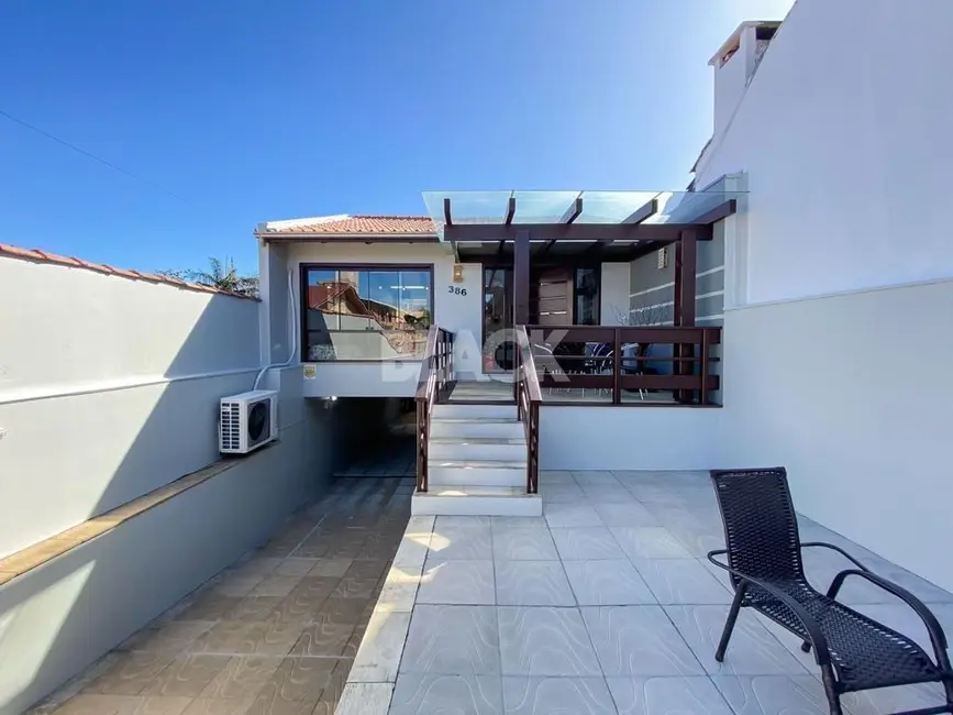 Casa com 4 quartos à venda, 310m2 em Torres - RS - imagem 1 Foto 1 de Casa com 4 quartos à venda, 310m2 em Torres - RS
