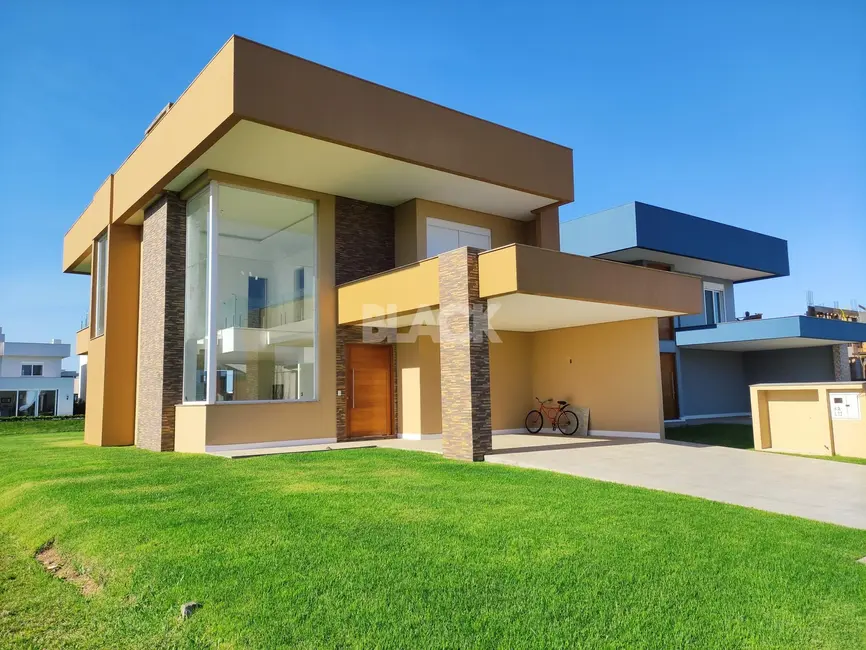 Foto 1 de Casa de Condomínio com 4 quartos à venda, 310m2 em Torres - RS