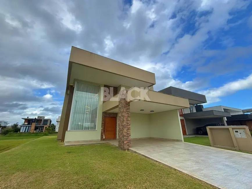 Foto 1 de Casa de Condomínio com 4 quartos à venda, 310m2 em Torres - RS