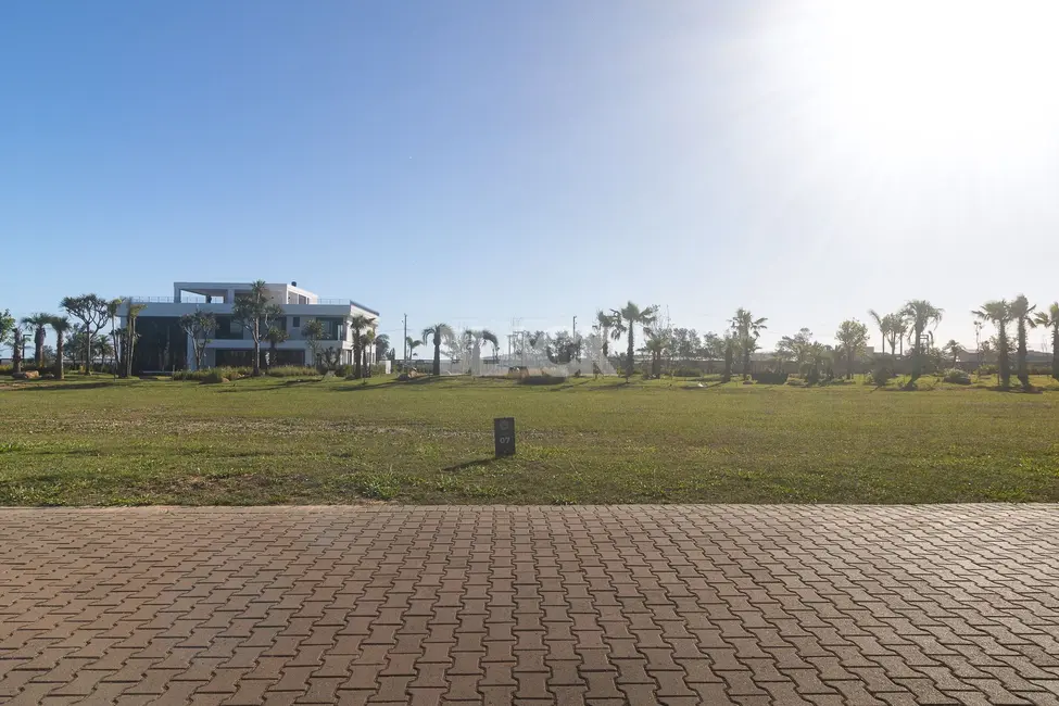 Foto 1 de Terreno / Lote à venda, 854m2 em Torres - RS