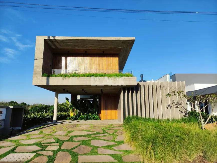 Foto 1 de Casa de Condomínio com 4 quartos à venda, 368m2 em Torres - RS