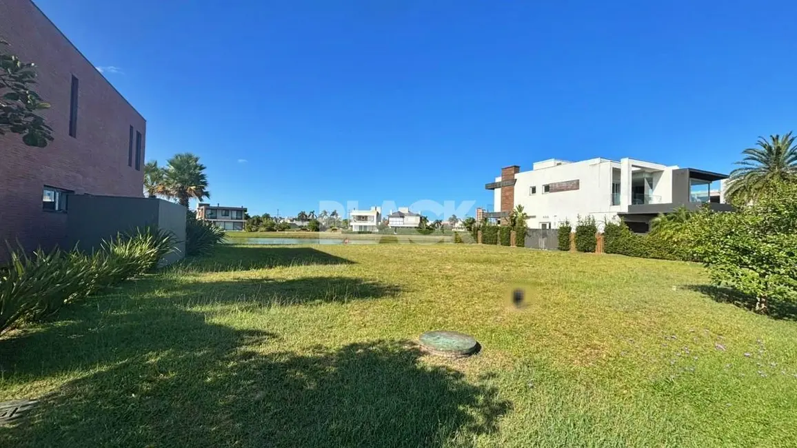 Foto 2 de Terreno / Lote à venda, 405m2 em Torres - RS
