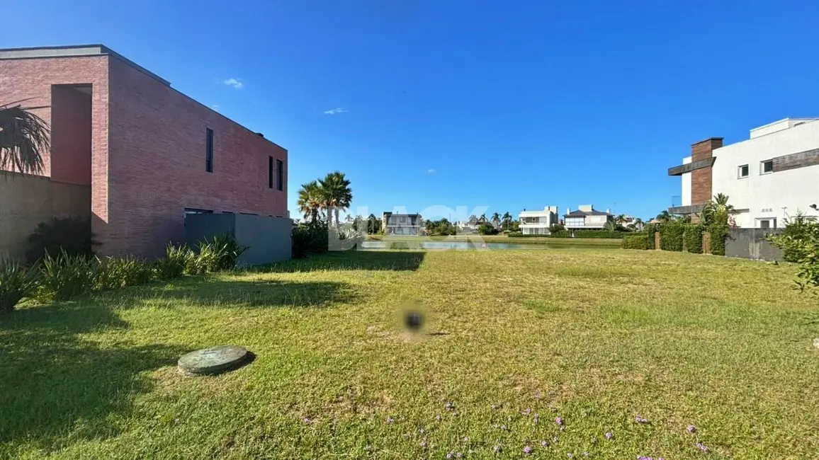 Foto 1 de Terreno / Lote à venda, 405m2 em Torres - RS