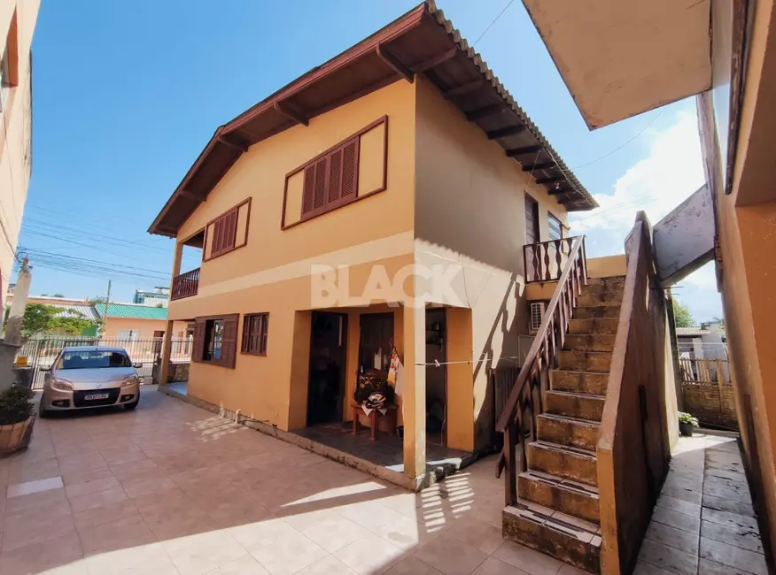 Foto 1 de Casa com 6 quartos à venda, 176m2 em Torres - RS