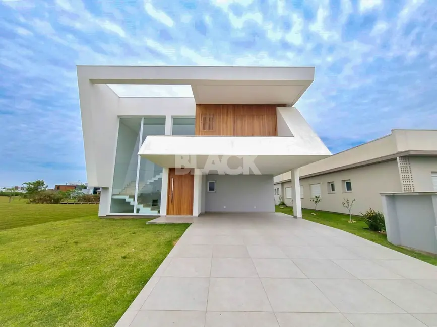 Foto 1 de Casa de Condomínio com 4 quartos à venda, 330m2 em Torres - RS