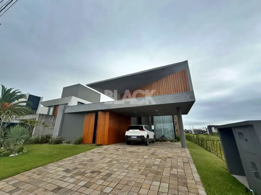 Foto 2 de Casa de Condomínio com 3 quartos à venda, 230m2 em Torres - RS