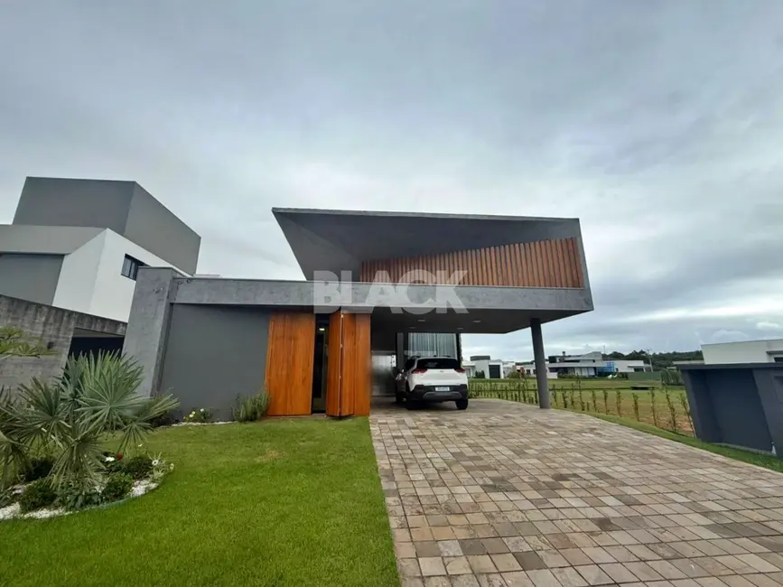 Foto 1 de Casa de Condomínio com 3 quartos à venda, 230m2 em Torres - RS