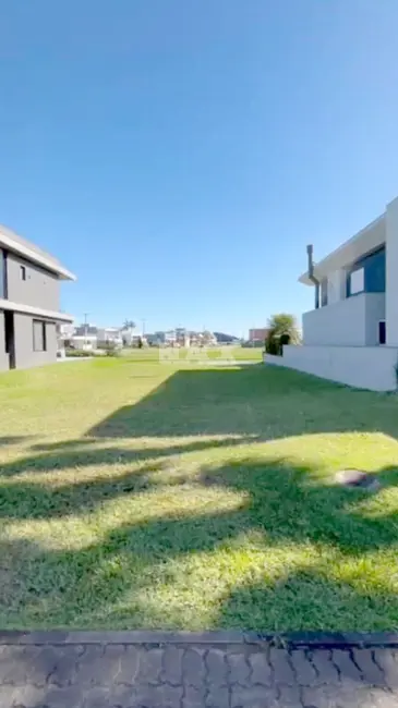 Foto 1 de Terreno / Lote à venda, 420m2 em Torres - RS