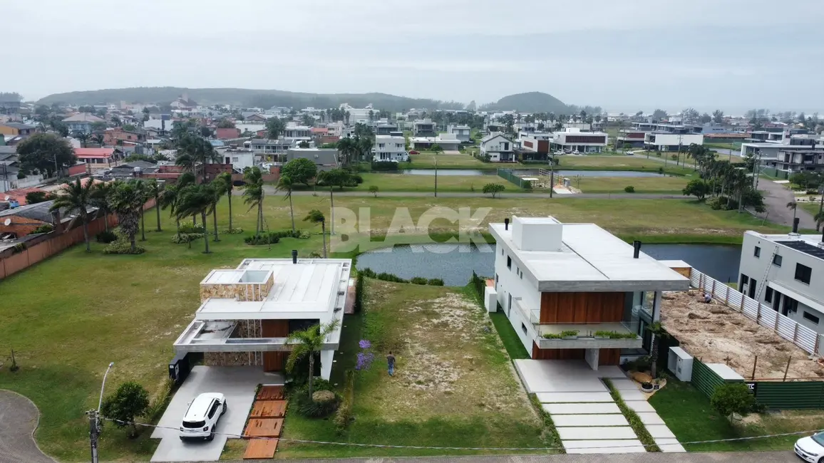 Foto 1 de Terreno / Lote à venda, 360m2 em Torres - RS