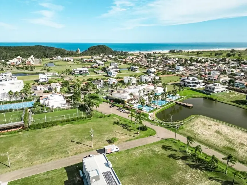 Foto 1 de Terreno / Lote à venda, 900m2 em Torres - RS