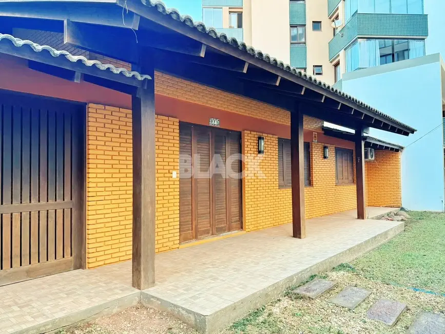 Foto 2 de Casa com 3 quartos à venda, 200m2 em Torres - RS
