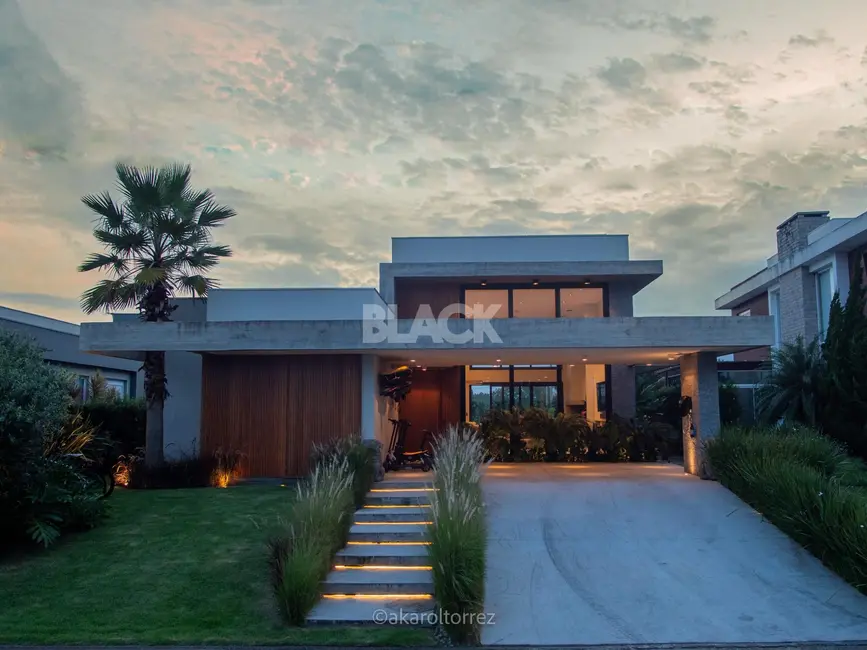 Casa de Condomínio com 4 quartos à venda, 350m2 em Torres - RS - imagem 1 Foto 1 de Casa de Condomínio com 4 quartos à venda, 350m2 em Torres - RS