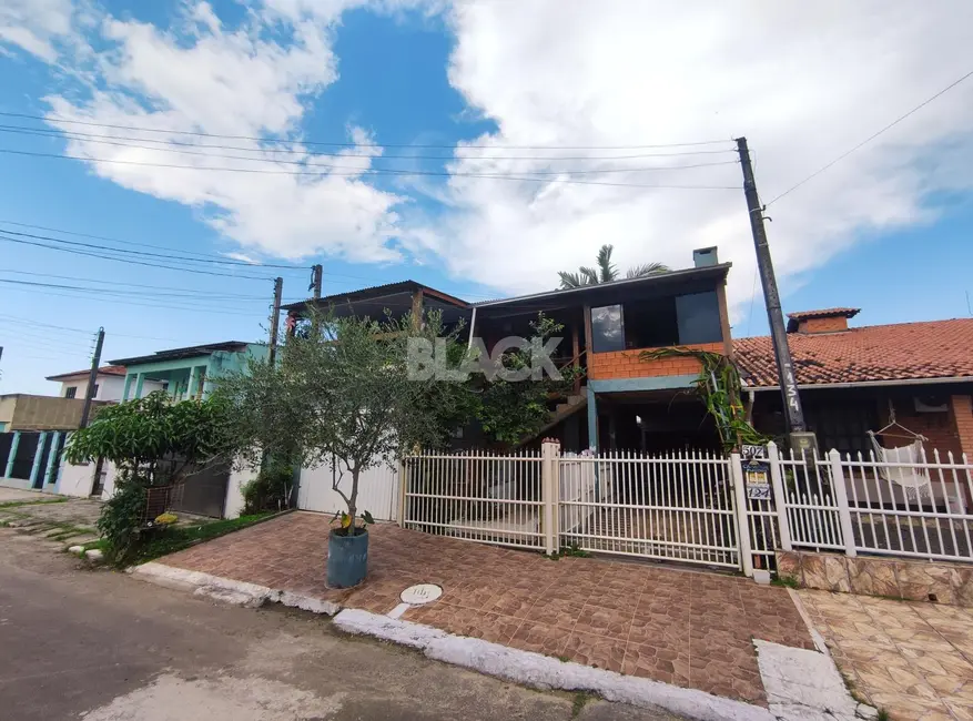 Foto 1 de Casa com 6 quartos à venda, 280m2 em Torres - RS