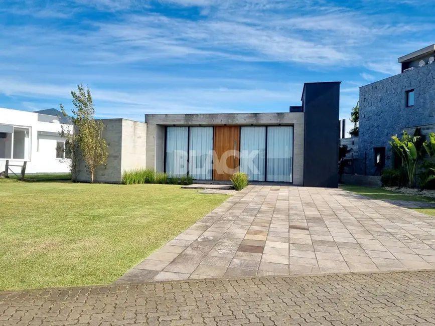 Casa de Condomínio com 3 quartos à venda, 216m2 em Torres - RS - imagem 1 Foto 1 de Casa de Condomínio com 3 quartos à venda, 216m2 em Torres - RS