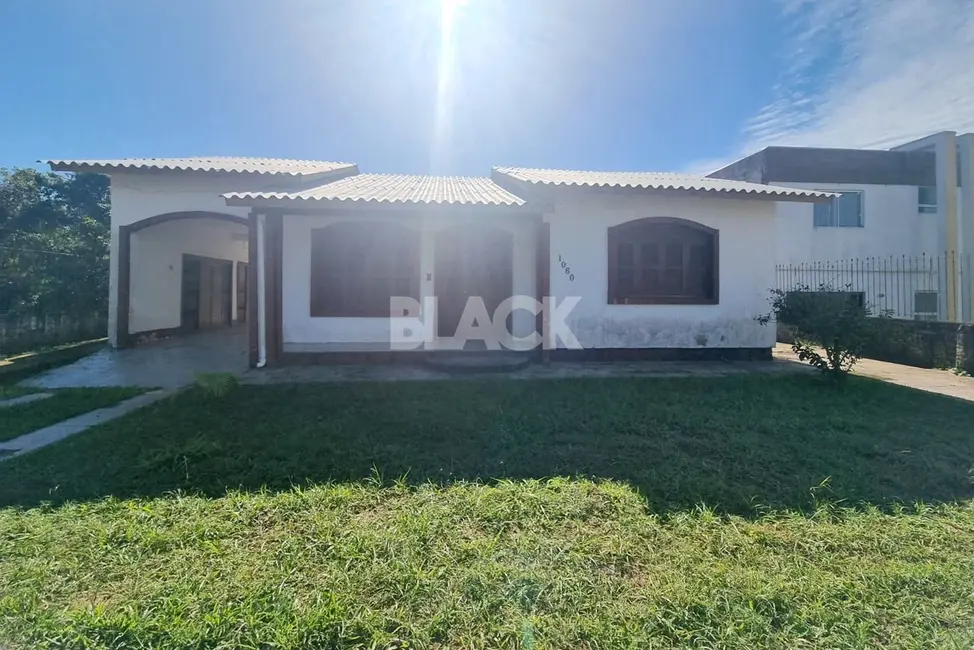 Foto 1 de Casa com 2 quartos à venda, 107m2 em Torres - RS