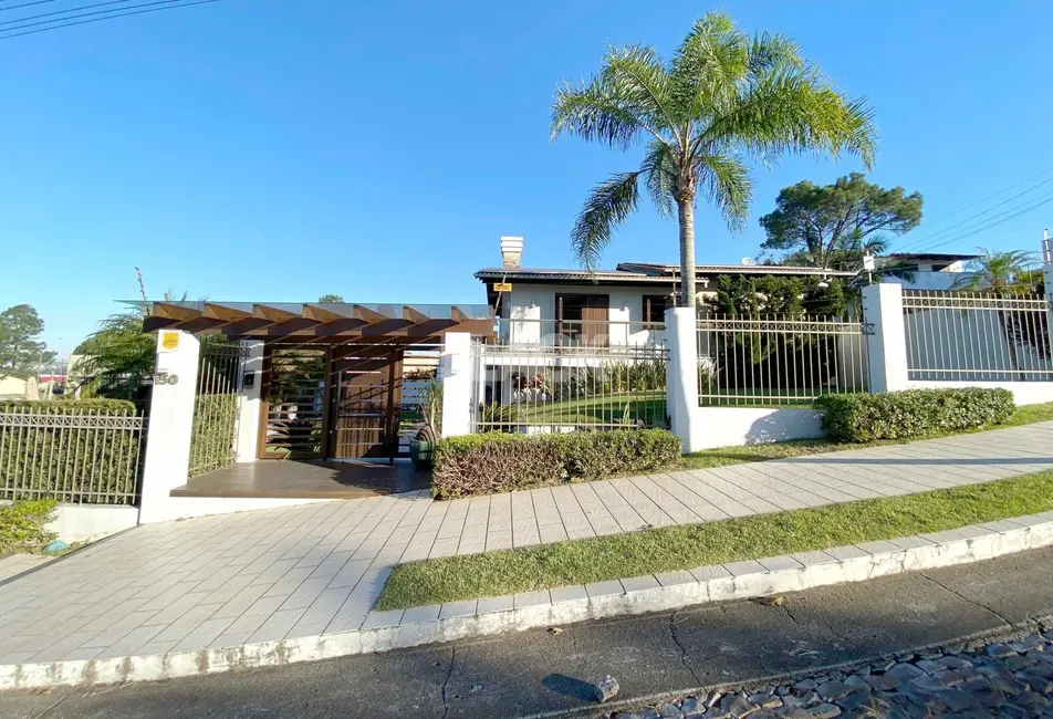 Foto 1 de Casa com 4 quartos à venda, 204m2 em Torres - RS