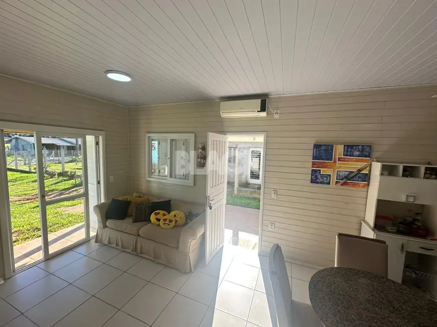 Foto 2 de Casa com 2 quartos à venda, 78m2 em Torres - RS