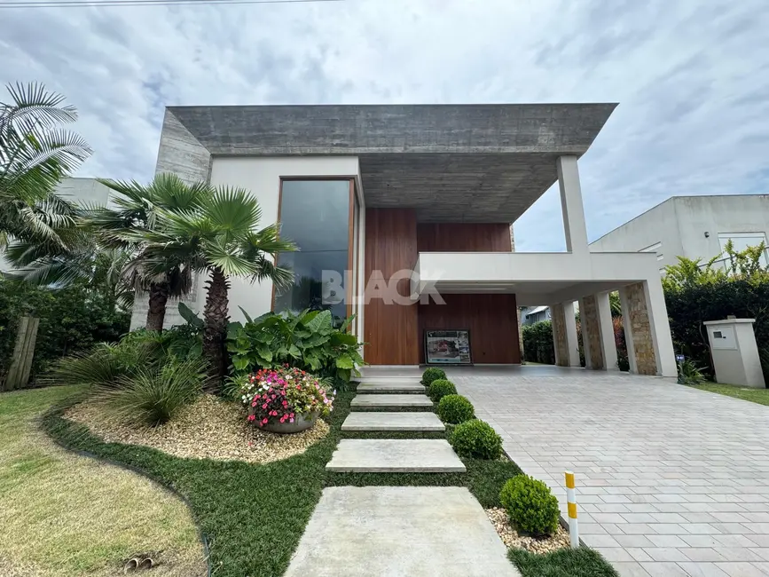 Foto 1 de Casa de Condomínio com 4 quartos à venda, 360m2 em Torres - RS