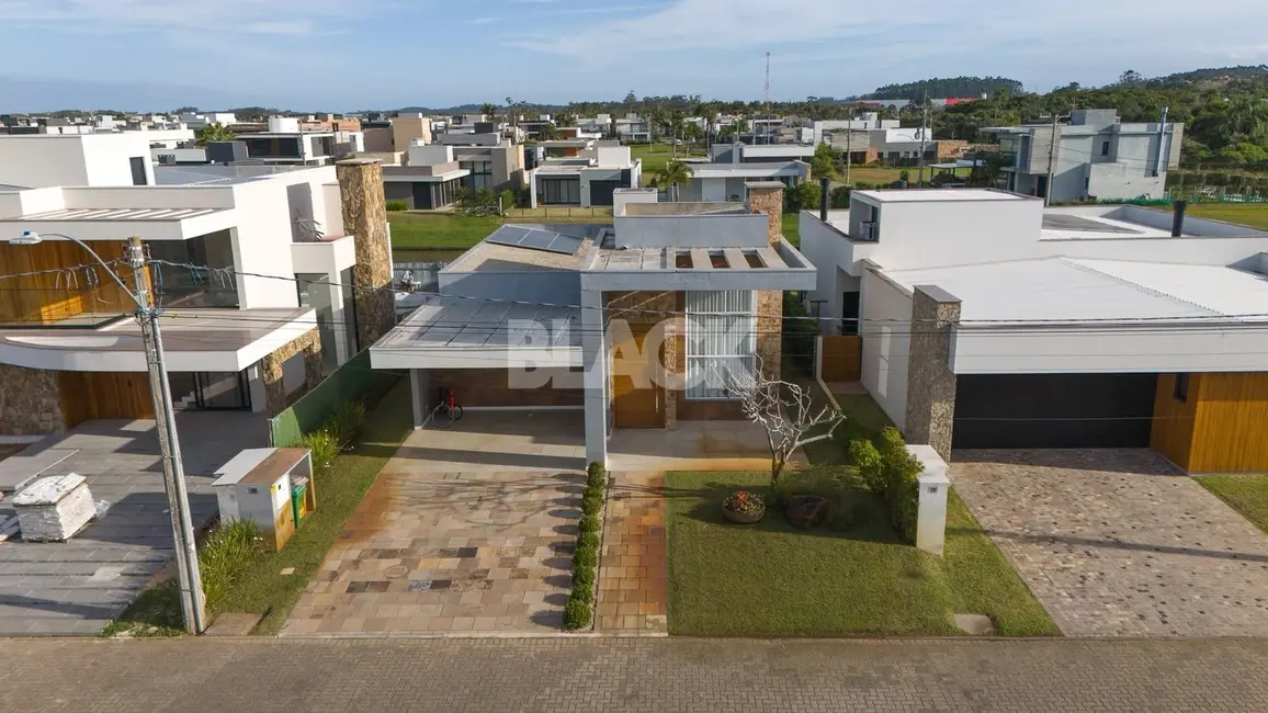 Foto 2 de Casa de Condomínio com 3 quartos à venda, 200m2 em Torres - RS