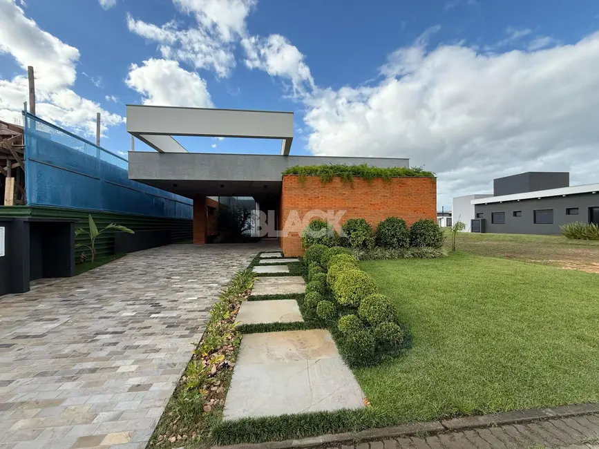 Foto 1 de Casa de Condomínio com 3 quartos à venda, 245m2 em Torres - RS