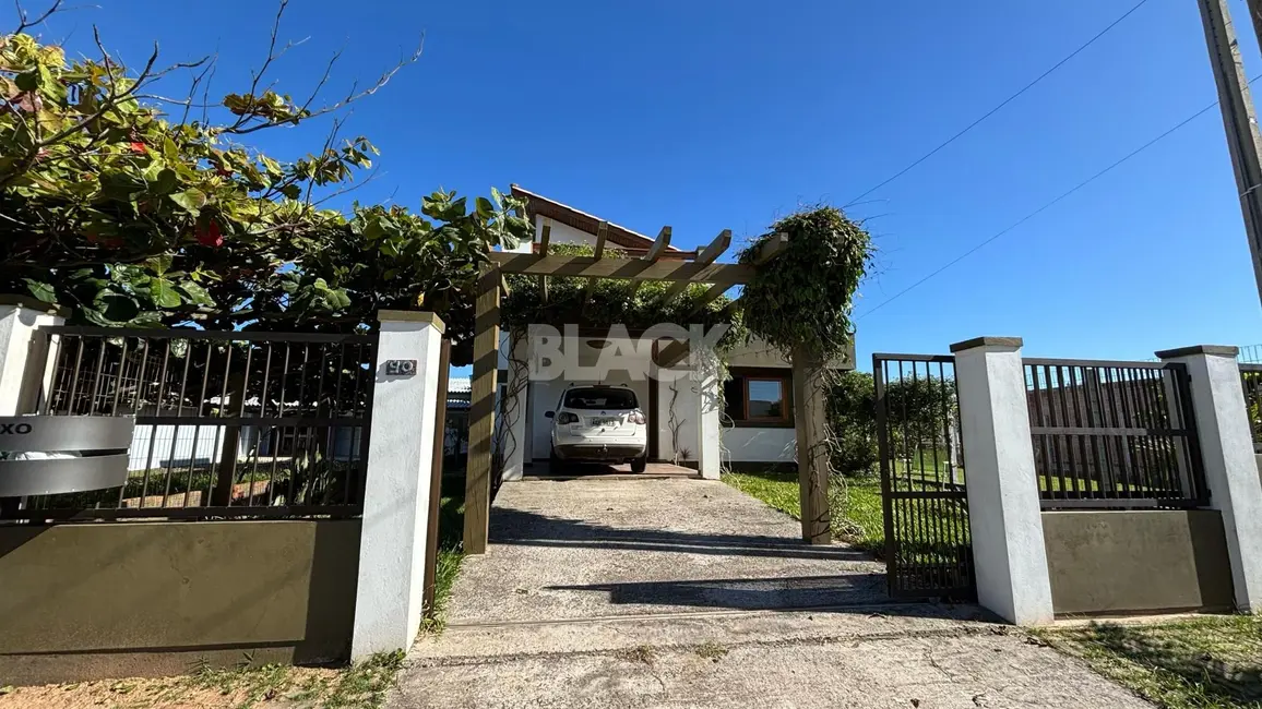 Foto 1 de Casa com 2 quartos à venda, 147m2 em Torres - RS