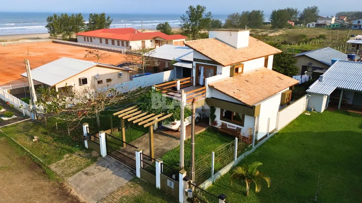Foto 1 de Casa com 2 quartos à venda, 147m2 em Torres - RS