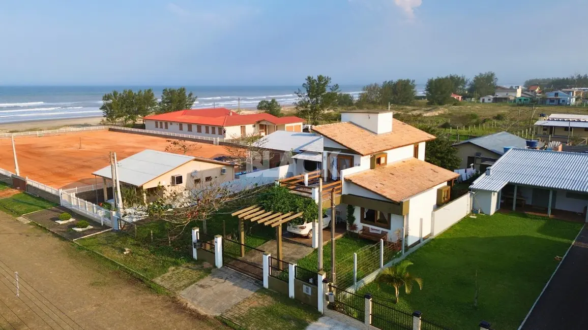 Foto 2 de Casa com 2 quartos à venda, 147m2 em Torres - RS