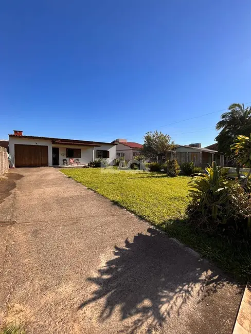 Foto 2 de Casa com 2 quartos à venda, 100m2 em Torres - RS