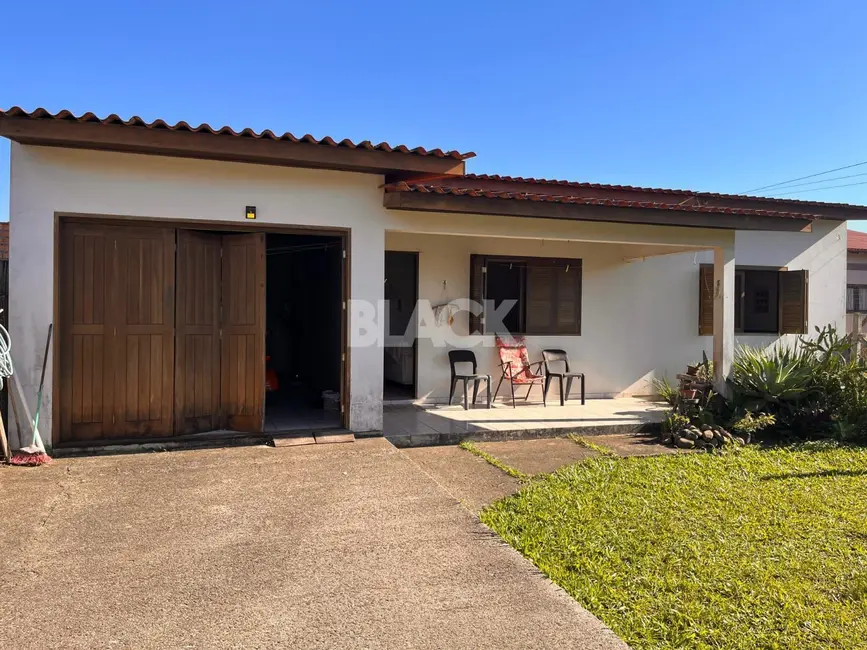 Foto 1 de Casa com 2 quartos à venda, 100m2 em Torres - RS