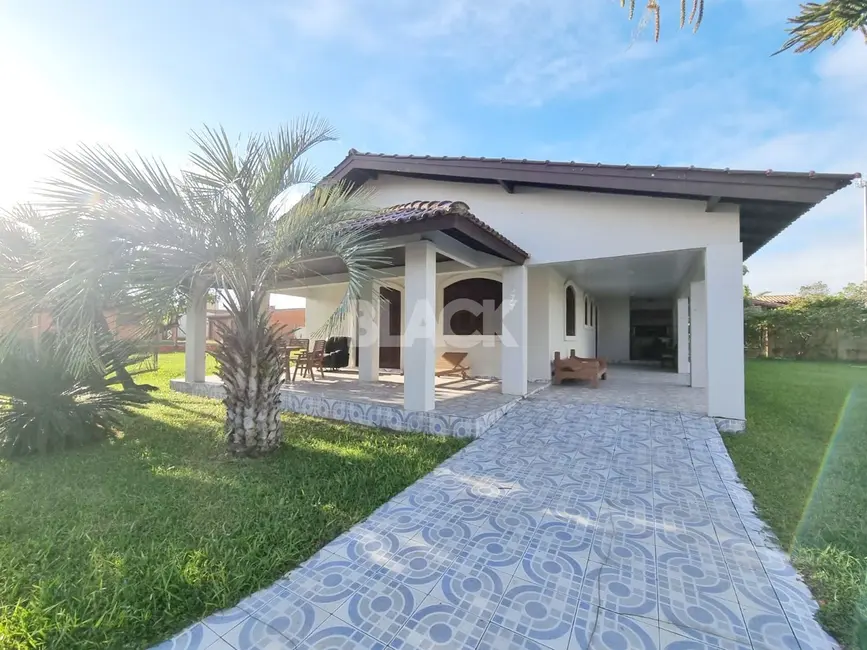 Foto 1 de Casa com 6 quartos à venda, 264m2 em Torres - RS