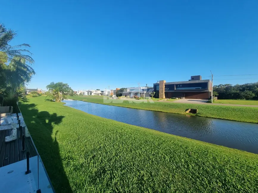 Casa de Condomínio com 3 quartos à venda, 374m2 em Torres - RS - imagem 5 Foto 5 de Casa de Condomínio com 3 quartos à venda, 374m2 em Torres - RS