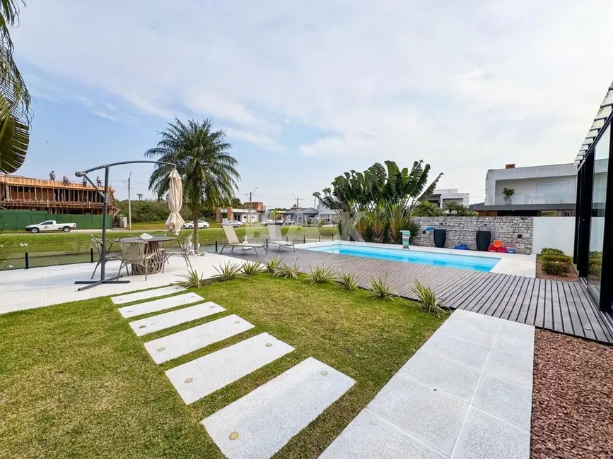 Casa de Condomínio com 3 quartos à venda, 374m2 em Torres - RS - imagem 3 Foto 3 de Casa de Condomínio com 3 quartos à venda, 374m2 em Torres - RS