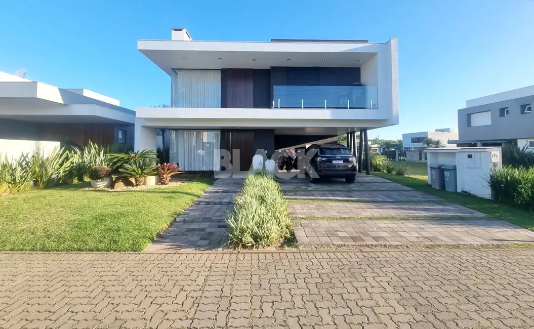 Foto 1 de Casa de Condomínio com 3 quartos à venda, 374m2 em Torres - RS