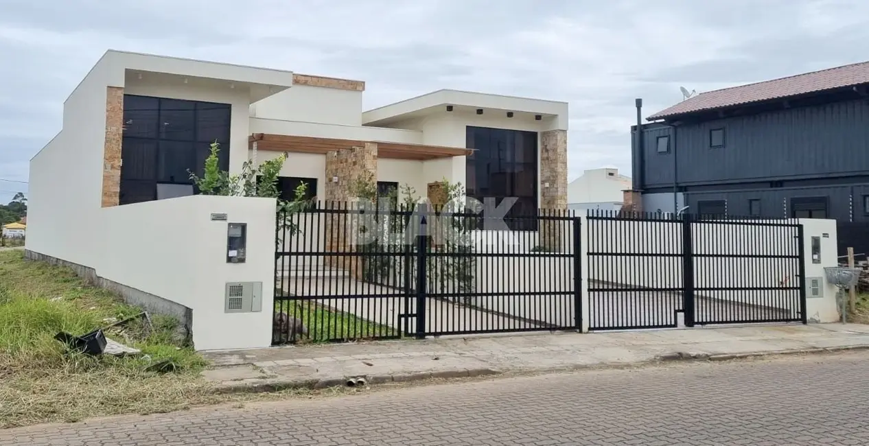Foto 1 de Casa com 3 quartos à venda, 104m2 em Torres - RS
