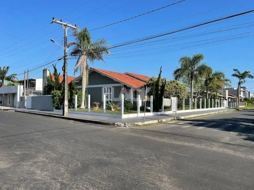 Foto 1 de Casa com 4 quartos à venda, 180m2 em Centro, Passo De Torres - SC