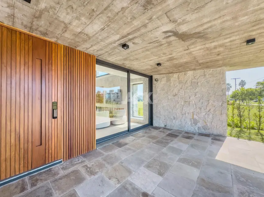 Casa de Condomínio com 5 quartos à venda, 377m2 em Torres - RS - imagem 7 Foto 7 de Casa de Condomínio com 5 quartos à venda, 377m2 em Torres - RS