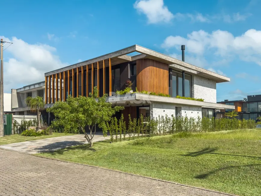 Casa de Condomínio com 5 quartos à venda, 377m2 em Torres - RS - imagem 3 Foto 3 de Casa de Condomínio com 5 quartos à venda, 377m2 em Torres - RS